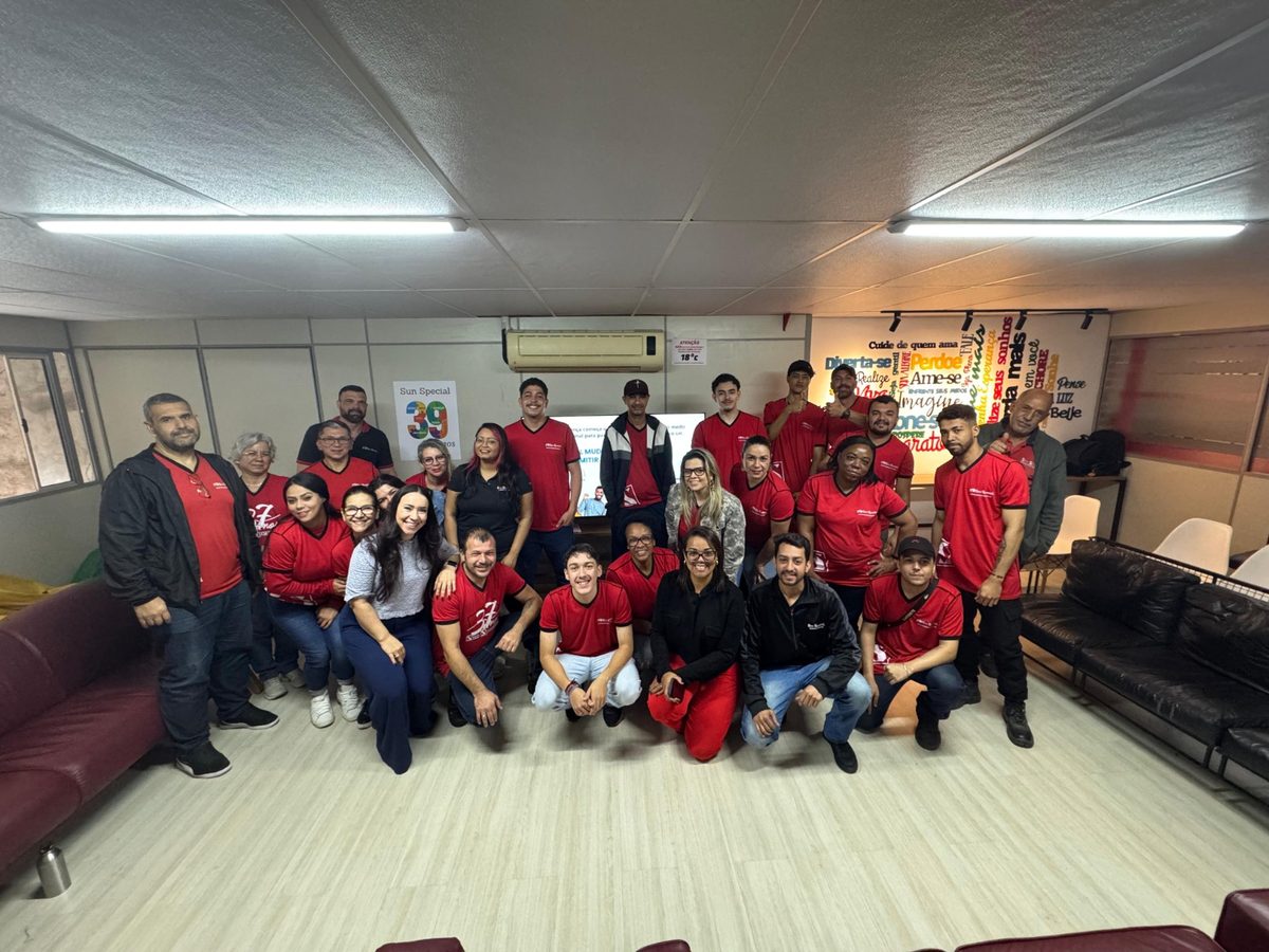 Foto de grupo dos participantes ao final de uma ação de saúde mental