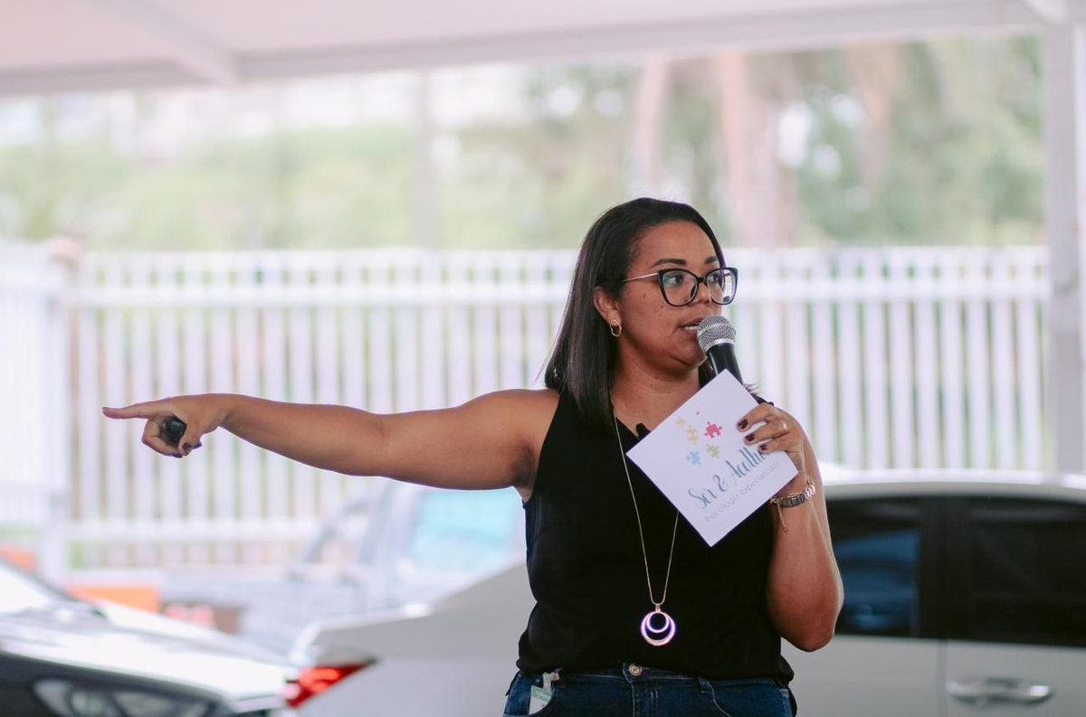 Adriana Satu conduzindo uma palestra de saúde mental em empresa