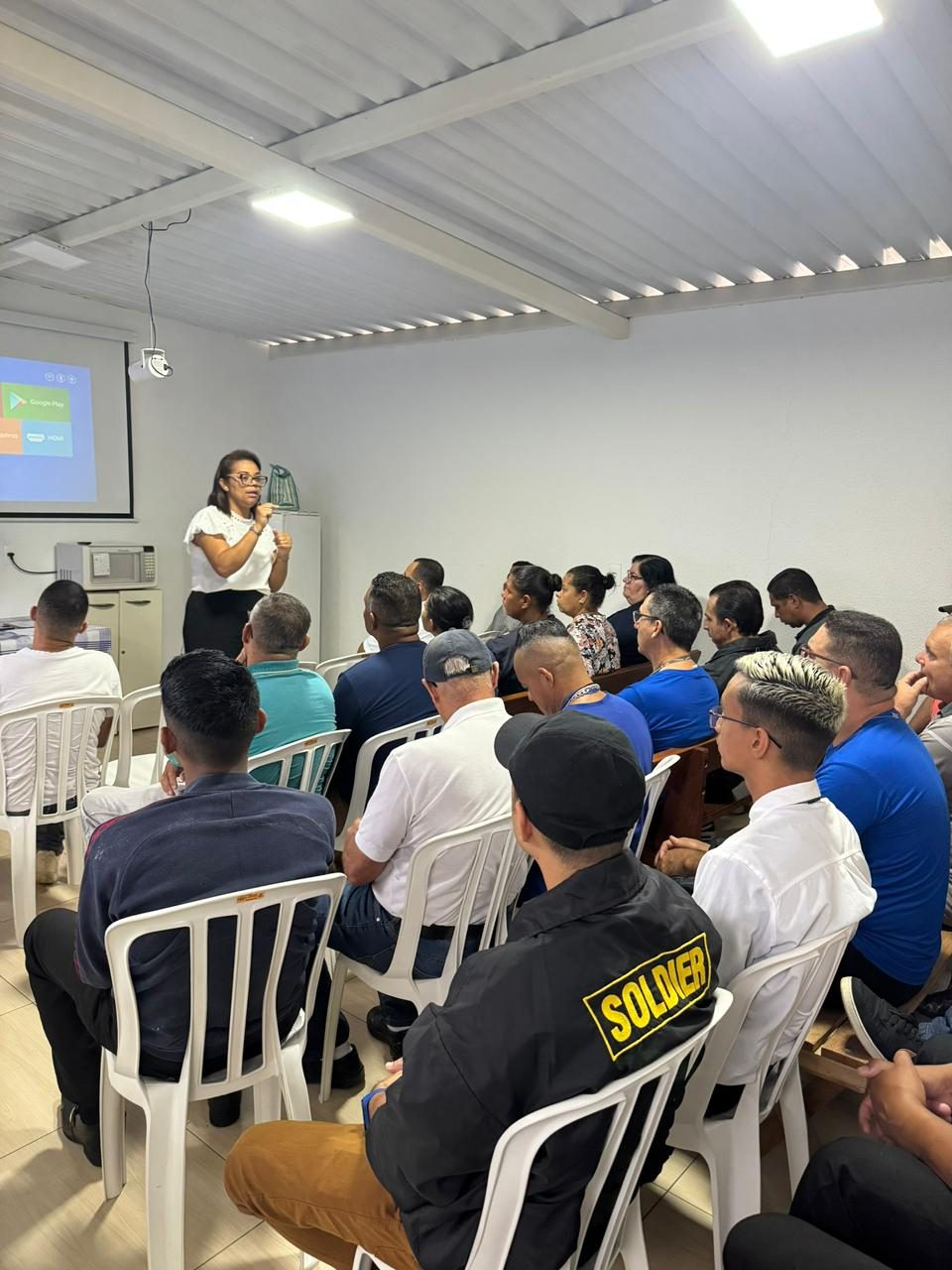 Colaboradores assistindo a uma palestra da AC Psicologia