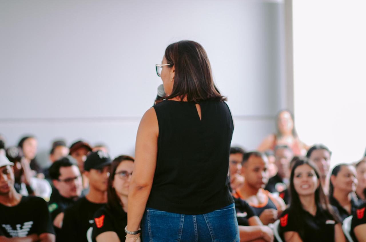 Adriana Satu de frente para uma grande plateia de colaboradores