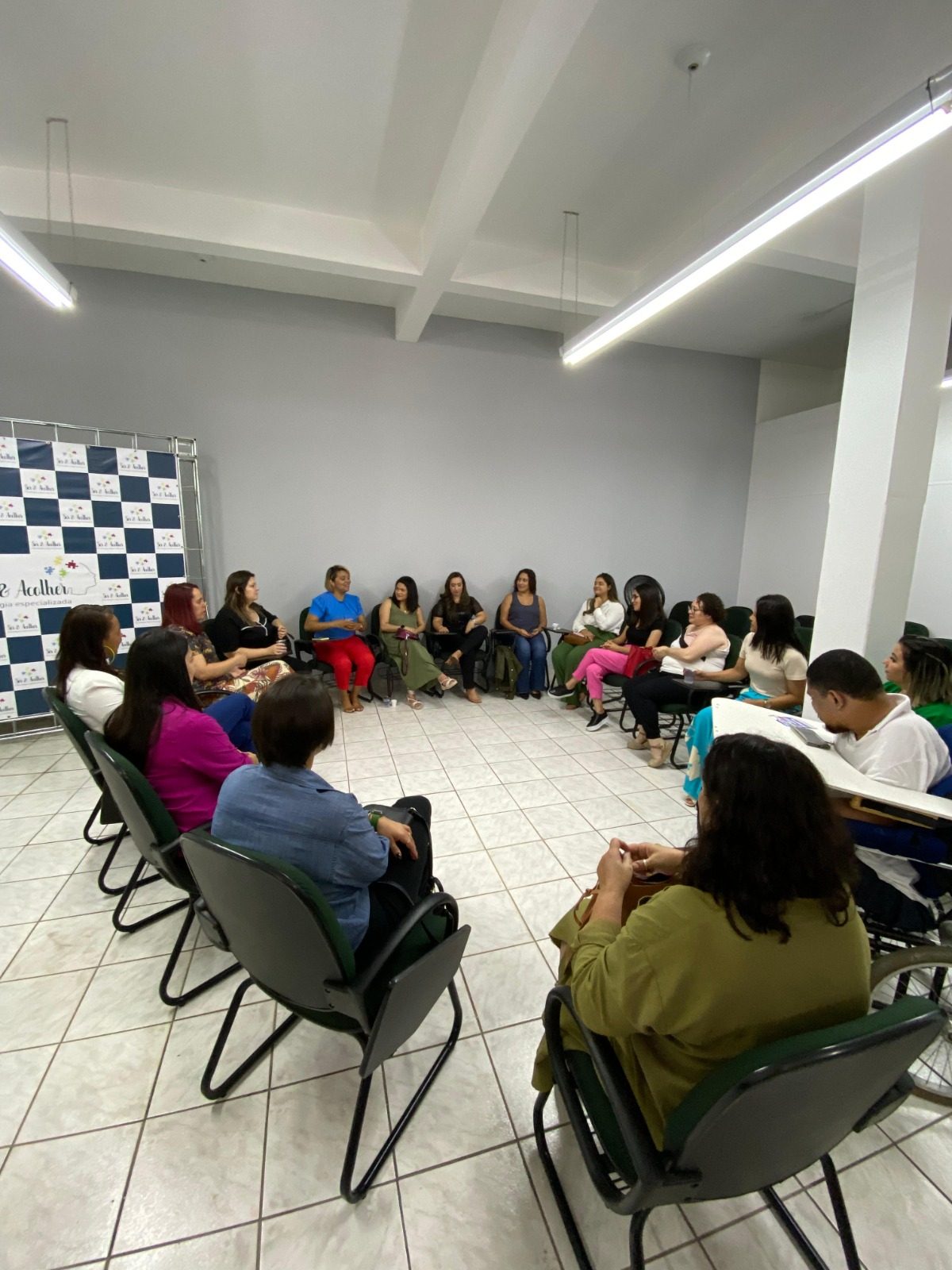 Roda de conversa com colaboradores sentados em círculo